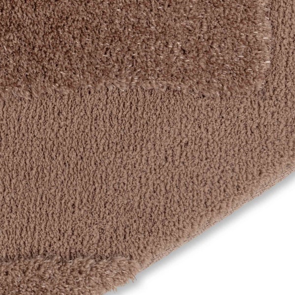 Detailansicht der Textur einer Badematte aus Baumwolle mit unterschiedlichen Florhöhen.