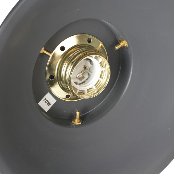Detailansicht einer Lampenhalterung mit Schrauben und 70 Watt Aufkleber