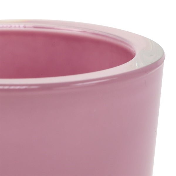 Nahaufnahme eines runden rosa Übertopfs aus Keramik mit glatter glänzender Oberfläche.