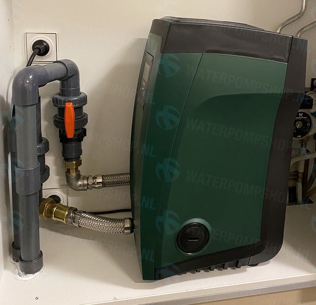 Hauswasserwerk mit grauen Rohren und Anschlüssen