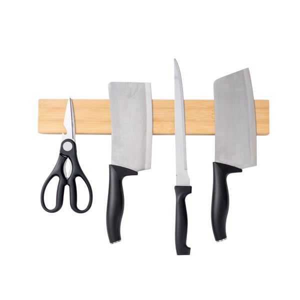 Magnetische Messerleiste aus Holz mit Küchenschere, zwei Hackmessern und einem schmalen Messer.