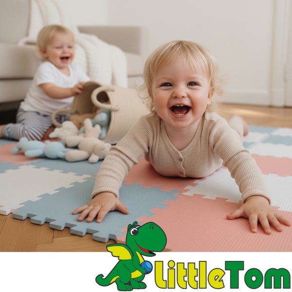 Zwei Kleinkinder spielen auf einer quadratischen Puzzlematte aus Schaumstoff im Wohnzimmer, Little Tom Logo.