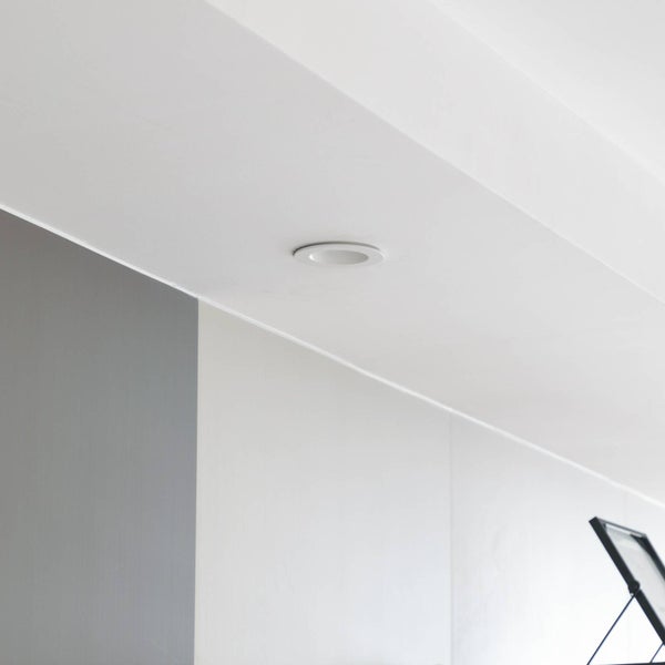 LED-Einbaustrahler mit weißem Rahmen, schwarzem Kühlkörper und Befestigungsfedern.