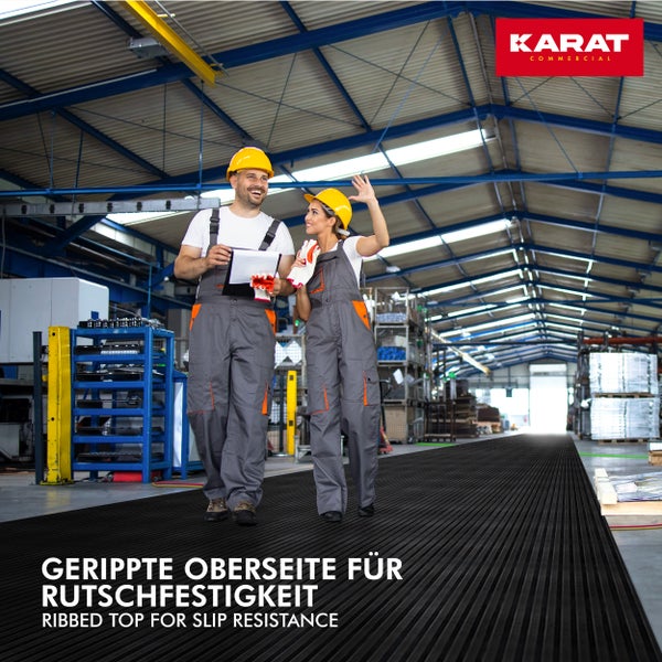 Industrielle Reinraumausstattung mit Edelstahloberflächen und Karat Commercial Logo.