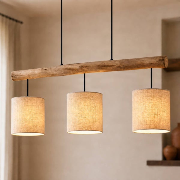 Hängelampe mit einem massiven Holzbalken und drei zylindrischen Stoffschirmen im rustikalen Design für eine natürliche Wohnraumbeleuchtung