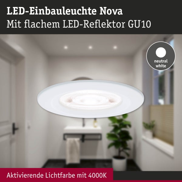Weiße LED-Einbauleuchte Nova mit flachem GU10 Reflektor und neutralweißem Licht mit 4000 Kelvin in einem hellen, modernen Badezimmer.