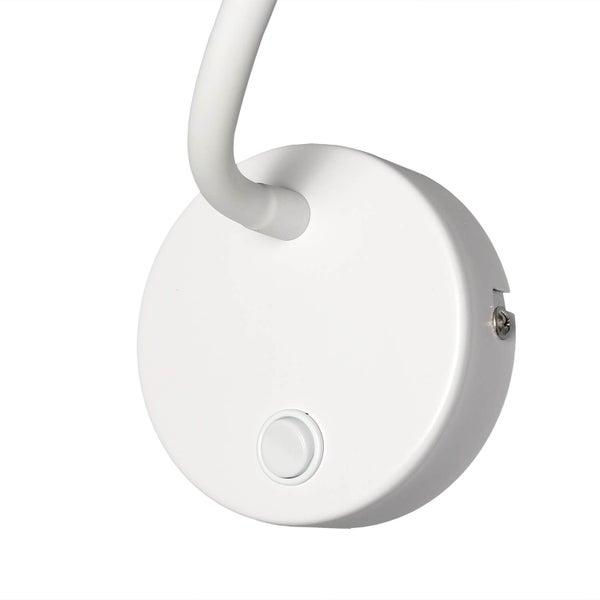 Detail einer weißen Wandleuchte mit flexiblem Arm und rundem Schalter