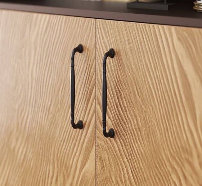 Schranktüren mit Holzmaserung und schwarzen Griffen