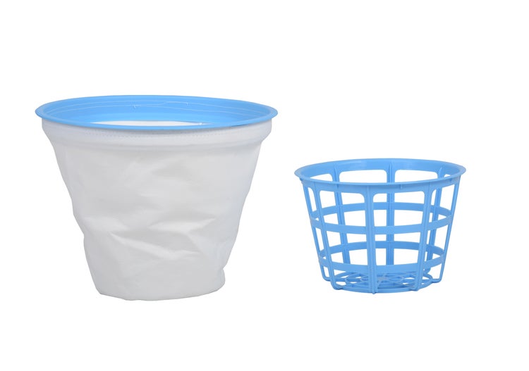 Blauer Skimmerkorb aus Kunststoff und weißer Pool-Filterbeutel aus Textil.