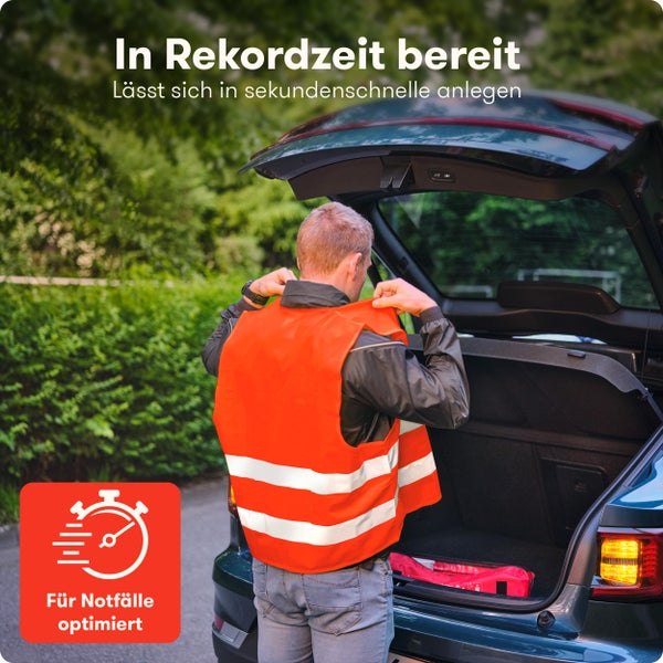 Mann zieht orangefarbene Warnweste mit Reflexstreifen am offenen Kofferraum eines PKW an, optimiert für schnelle Hilfe in Notfällen.