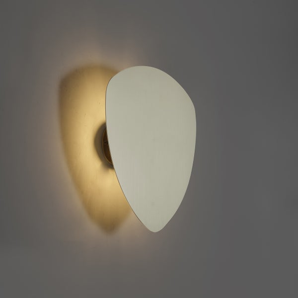 Wandleuchte mit ungewöhnlicher Form zur Beleuchtung von Innenräumen