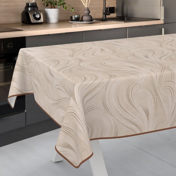 Beige Tischdecke mit gewelltem Muster auf einem Tisch in der Küche