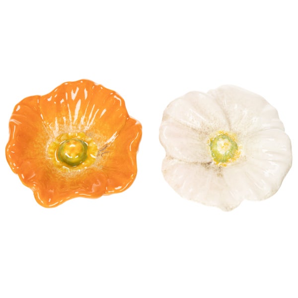 Zwei Keramikblumen als Dekoration