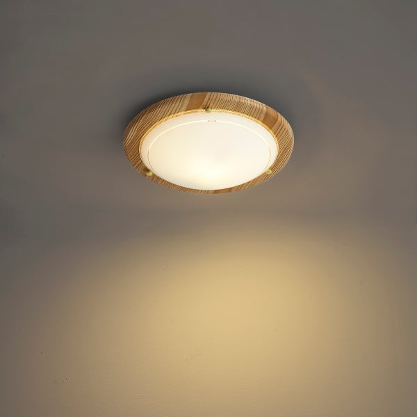 Runde Deckenleuchte mit Rahmen aus hellem Holz und weißer Glasabdeckung, eingeschaltet.