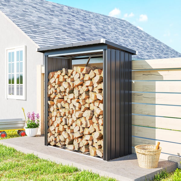 Holzlager aus Metall gefüllt mit Brennholz im Garten.