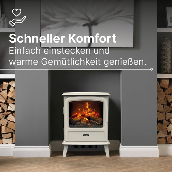 Elektrischer Kaminofen in Weiß mit realistischem Flammenbild in einem modern eingerichteten Wohnzimmer mit Brennholzstapeln an den Seiten.