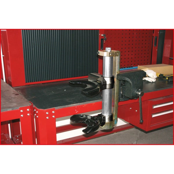 Werkbank mit Schraubstock und Rohrbiegegerät