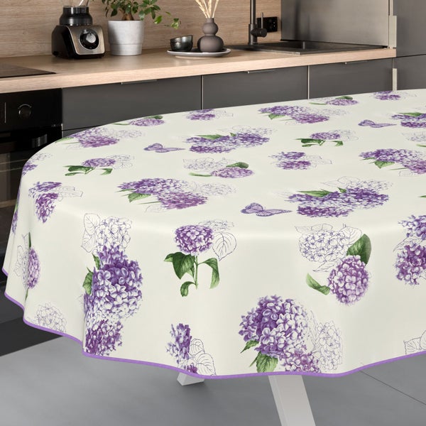 Ovales Tischtuch mit Hortensien- und Schmetterlingsmuster auf einem Küchentisch