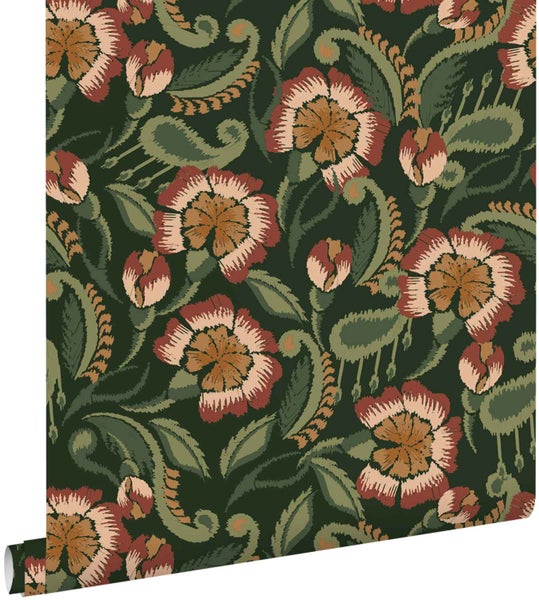 Tapete mit botanischem Blumenmuster, großflächige Blüten und Blätter.