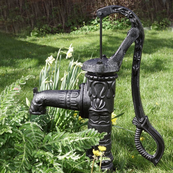 Dekorative schwarze Schwengelpumpe aus Gusseisen im Garten