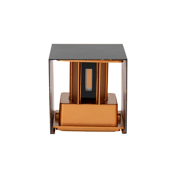 Quadratische LED-Außenwandleuchte mit schwarzem Metallrahmen und goldfarbenem Innengehäuse.