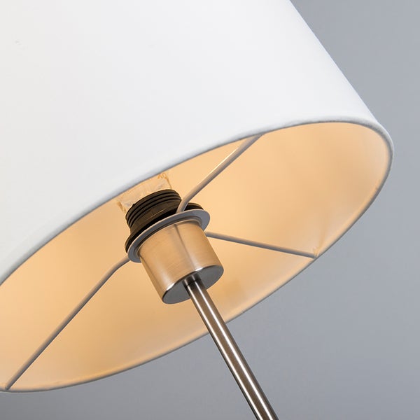 Detailansicht eines hell beleuchteten Lampenschirms aus Textil mit einer Fassung und einem Stab aus Metall.