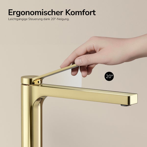 Hand bedient eine goldene Waschtischarmatur mit einem um 20 Grad geneigten Hebel für ergonomische und leichtgängige Wassersteuerung.