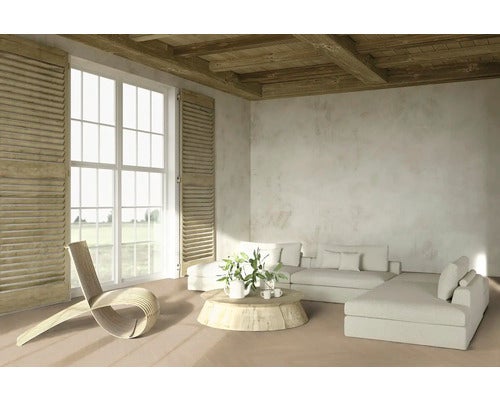 Heller Wohnraum mit Sofa, Holzhocker, Fensterläden und Holzdecke