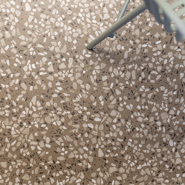 Bodenfliese in Terrazzo Optik mit feiner Körnung