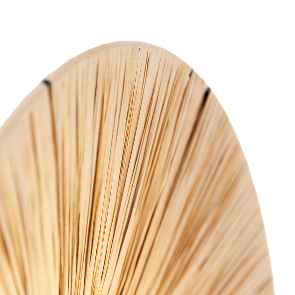 Detailaufnahme eines abgerundeten Elements aus vertikalen Holzlamellen oder Bambusstreifen.