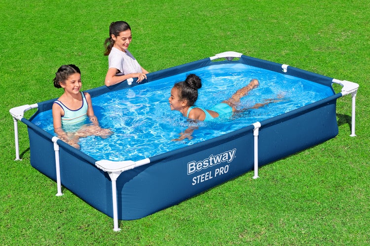 Bestway Steel Pro rechteckiger Rahmenpool mit Metallgestänge im Garten, zwei spielende Kinder im Wasser und eine Frau auf einer Rasenfläche.