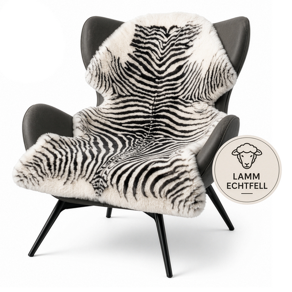 Lammfell mit Zebra-Muster auf einem Sessel. Siegel für echtes Lammfell.