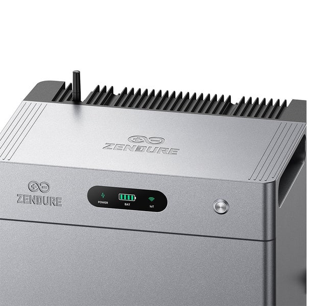Zendure Solar-Speichersystem mit Digitalanzeige für Batteriestand und Internetverbindung, Kühlrippen und Antenne.