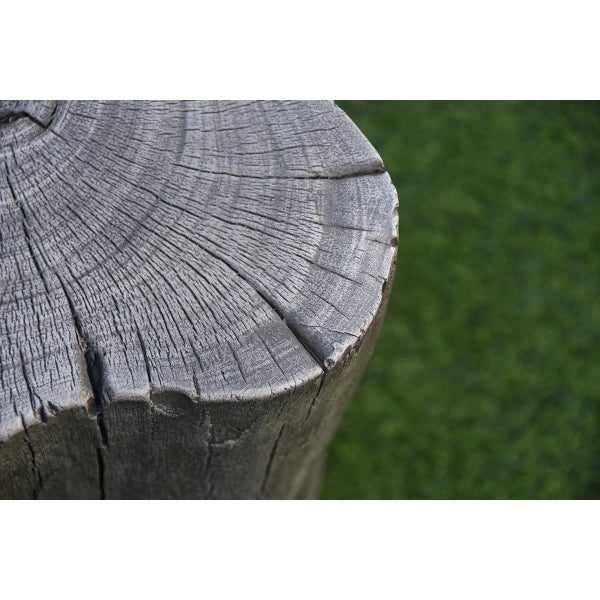 Gartenhocker in Baumstumpfoptik aus Beton mit detaillierten Jahresringen und verwitterter Holzstruktur.