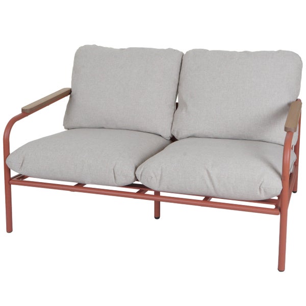 Zweisitzer Gartensofa mit terrakottafarbenem Metallgestell, Armlehnen mit Holzauflage und hellgrauen Polstern.