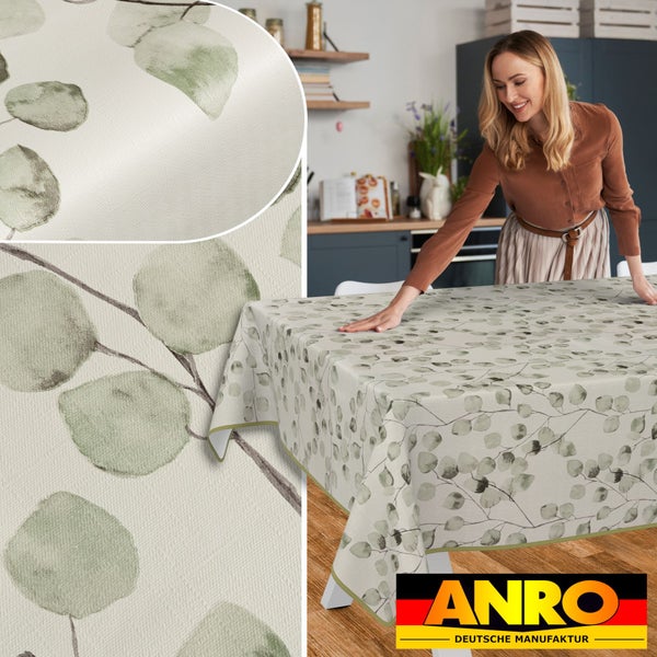 Tischdecke mit Eukalyptusdruck in heller Küche