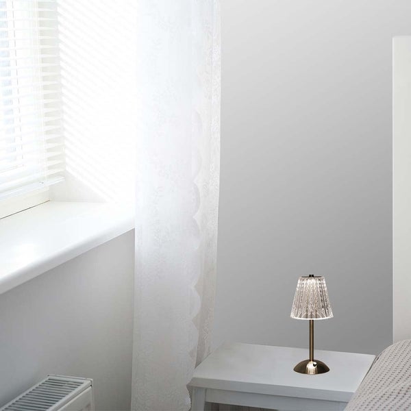 Dekorative Tischlampe auf einem Nachttisch im Schlafzimmer