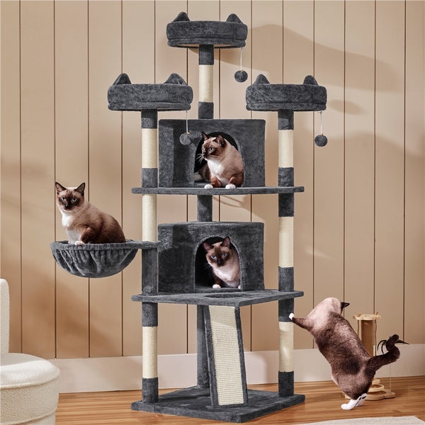 Mehrstöckiger Katzenbaum mit Kratzstämmen, Plattformen, Höhlen und Spielzeugen, auf dem sich vier Katzen befinden.