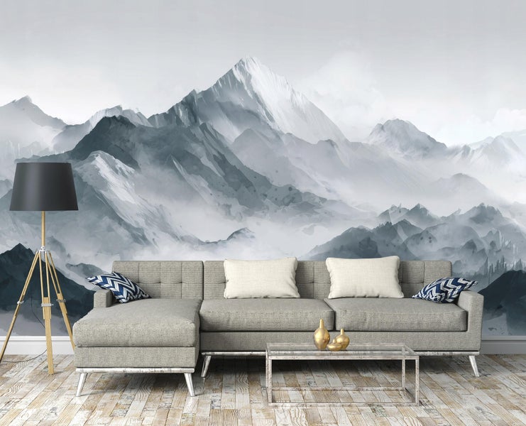 Modernes Wohnzimmer mit Berglandschaft-Fototapete, grauem Ecksofa, gläsernem Couchtisch und einer Dreibein-Stehlampe auf hellem Holzboden.