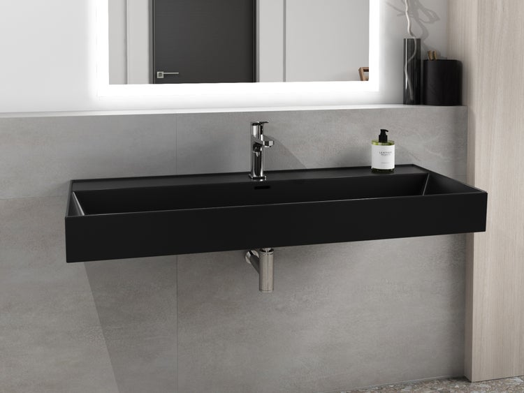 Modernes Badezimmer mit schwarzem Aufsatzwaschbecken, Armatur und Spiegel mit Beleuchtung