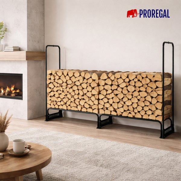 Kaminholzregal aus schwarzem Metall, befüllt mit Brennholz, neben einem modernen Kamin in einem hellen Wohnzimmer. Proregal Logo.