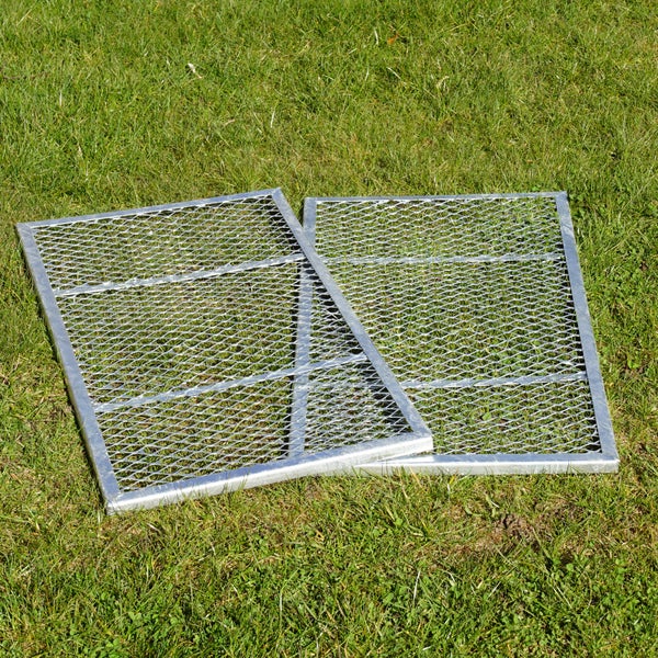 Zwei Gitterroste aus Metall auf Rasen