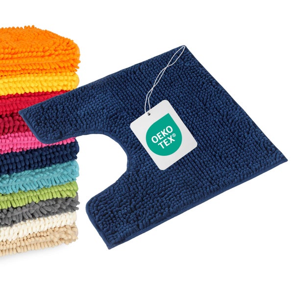 Dunkelblauer Toilettenvorleger aus Mikrofaser-Chenille mit Ausschnitt, schadstoffgeprüft nach Oeko-Tex Standard, Stapel farbiger Badematten.