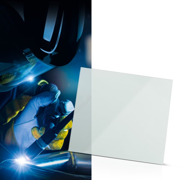 Schweißerschutzglas vor Schweißer in Arbeitskleidung