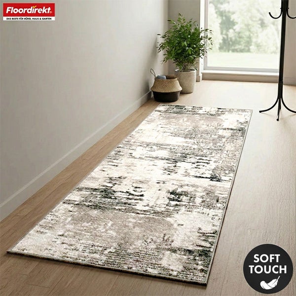 Flur mit gemustertem Teppich von Floordirekt