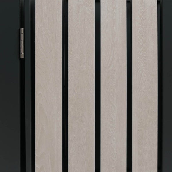 Detailansicht einer Tür mit Holzpaneelen