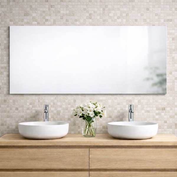 Badezimmerinterieur mit Waschtisch, Aufsatzwaschbecken und rechteckigem Spiegel