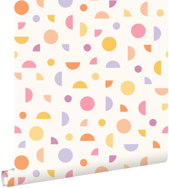 Tapete mit geometrischem Muster aus Kreisen und Halbkreisen in Pastellfarben.