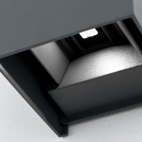Detailansicht einer quadratischen Außenwandleuchte aus Metall mit integriertem LED Leuchtmittel.