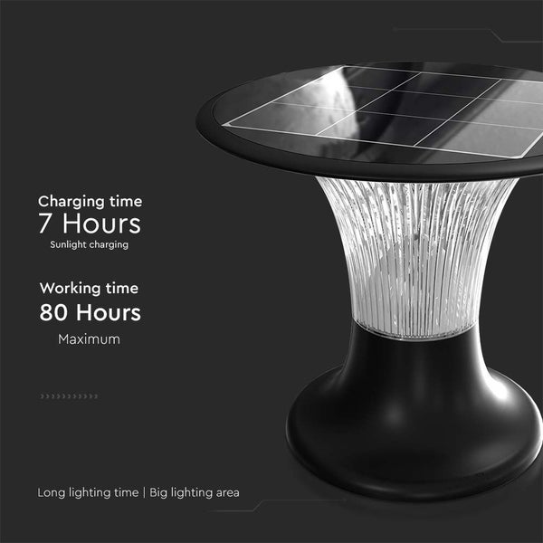 Schwarzer Solar-Gartentisch mit integriertem Solarpanel auf der Tischplatte und durchsichtigem, geriffeltem Leuchtkörper.